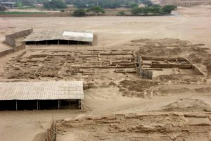 Il s'agit de la photo d'un chantier de fouilles (Temple de la lune) situé à Trujillo au Pérou