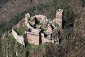 On voit ici un chateau médiéval pris par drone