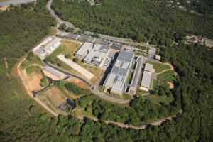 Photo d'une société de Sophia Antipolis (Alpes-Maritimes) prise à une altitude élevée de façon à montre la situation de l'entreprise dans son environnement