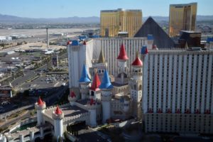 Cette photo montre un chateau de conte de fée reconstitué à Las Vegas. Ondistigue également en arrière-plan une reconstitution de la grande pyramide de Kéops en Egypte.