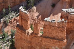 Cette photo a été prise dans le parc national de Brice Canyon aux Etats-Unis. On y voit le détail d'un des massifs rocheux mettant particulièrement en valeur les roches rouges et déchiquetées du lieu.